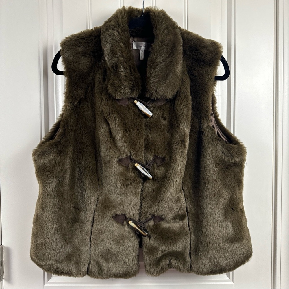 METRO 7 BROWN FAUX FUR VEST WITH 3
TOGGLE BUTTON CLOSURES